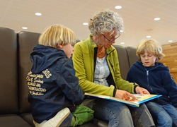Normal_voorlezen_oma_kleinkind